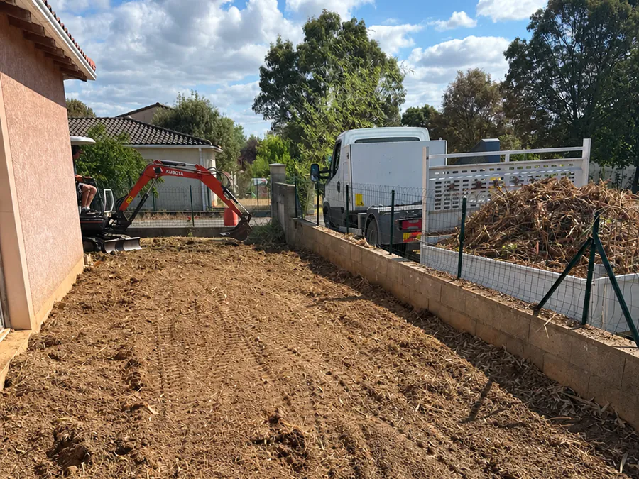 Terrain en cours de remise en état avec clôture grillagée existante